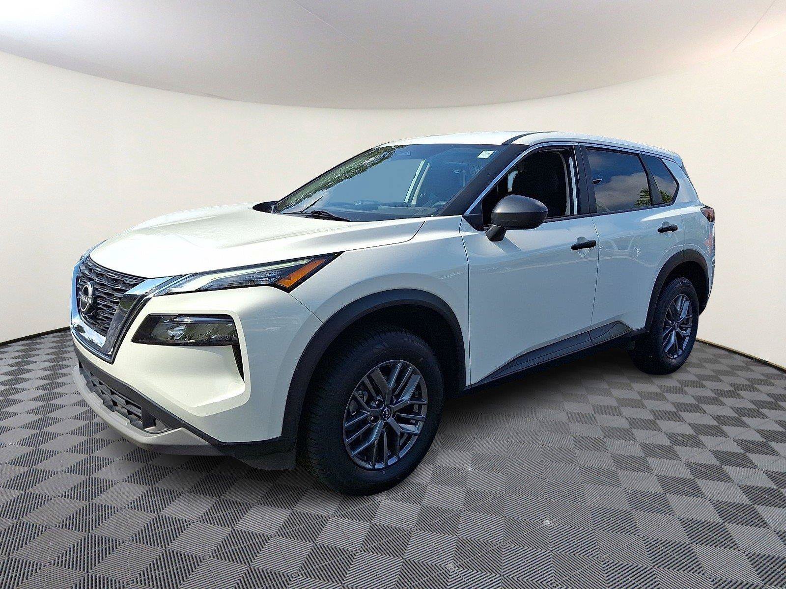 Used 2023 Nissan Rogue S AWD/4WD image 3