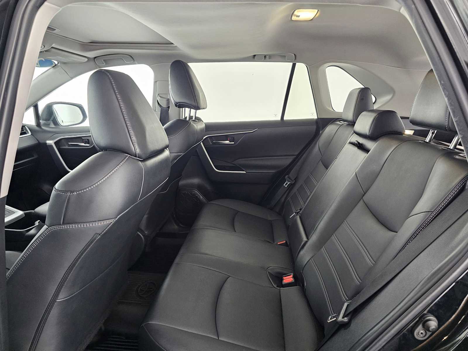 Used 2022 Toyota RAV4 XLE Premium image 16