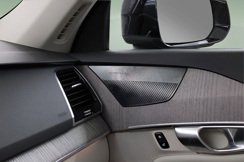 Used 2023 Volvo XC90 B6 Plus w/ Protection Package Premier image 28