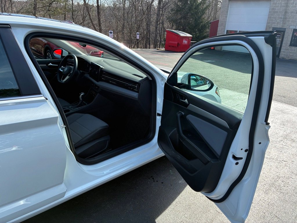 Used 2025 Volkswagen Jetta SE w/ Sunroof Package image 14