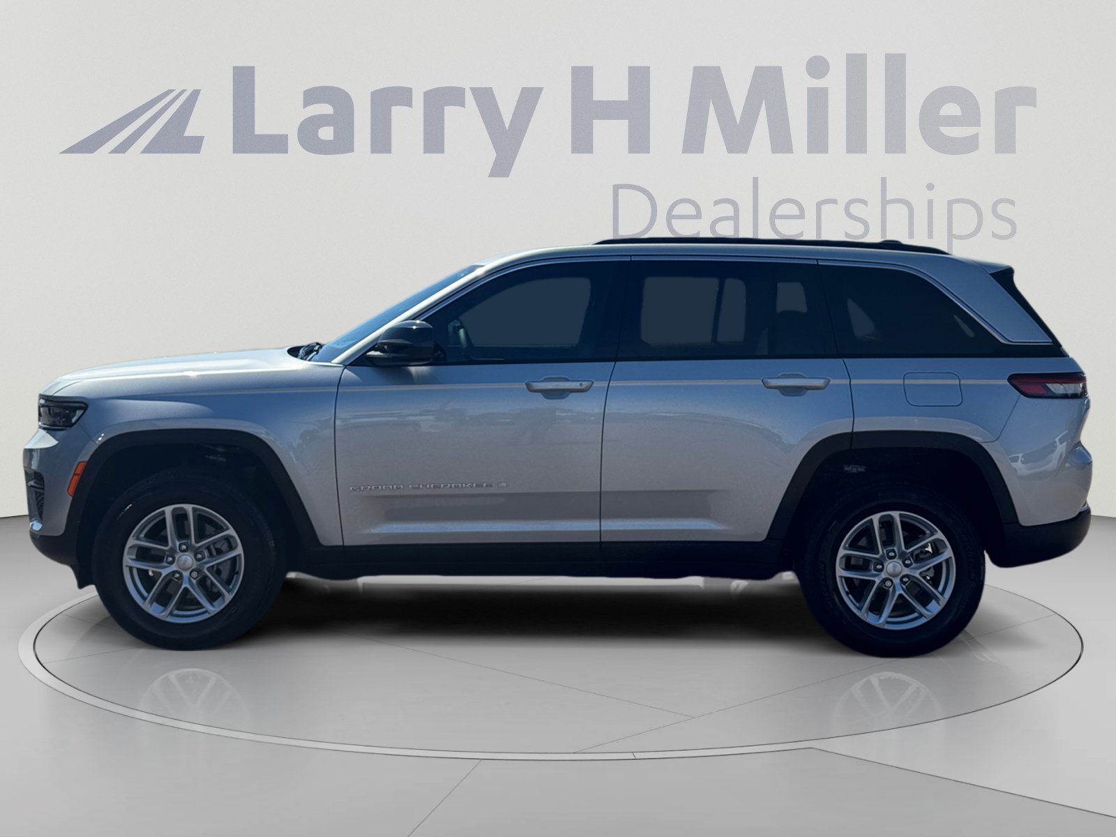 Used 2025 Jeep Grand Cherokee Laredo w/ Luxury Tech Group I AWD/4WD image 2