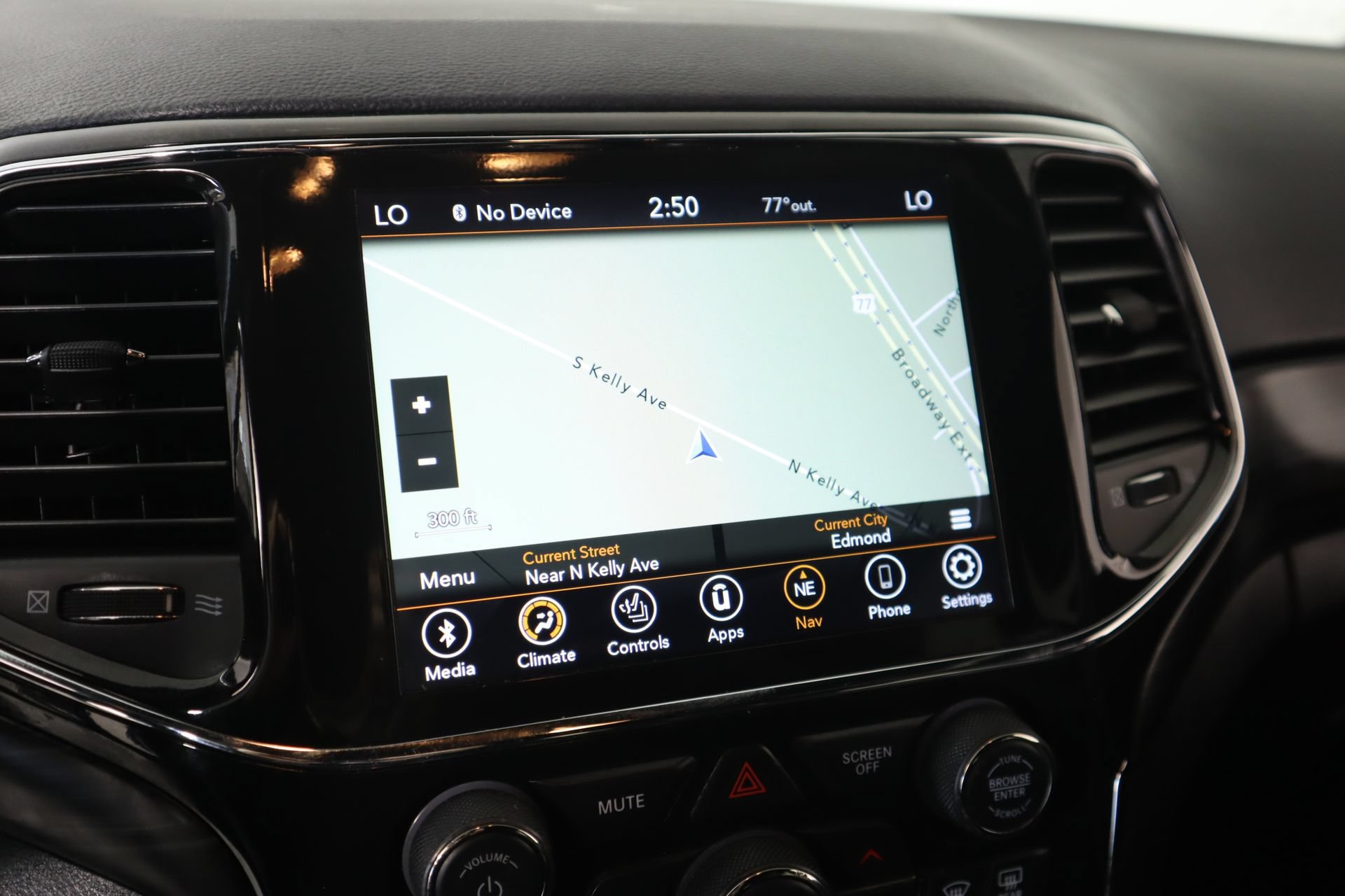 Used 2022 Jeep Grand Cherokee Laredo X AWD/4WD image 7
