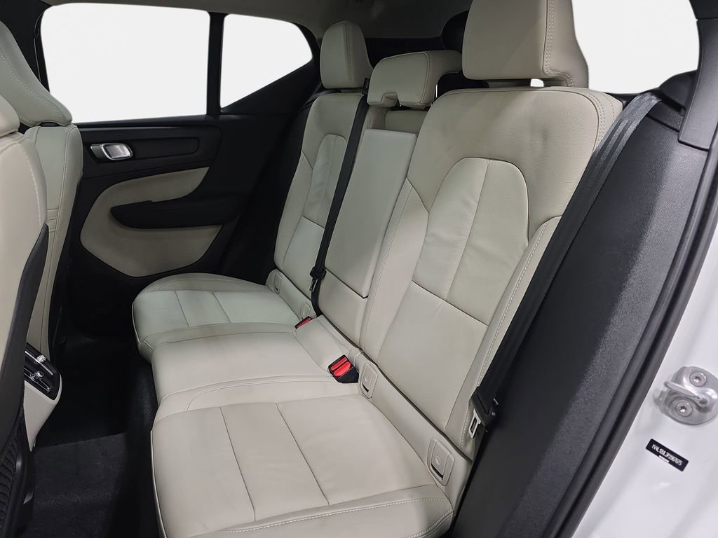 Used 2023 Volvo XC40 B5 Plus AWD/4WD image 13