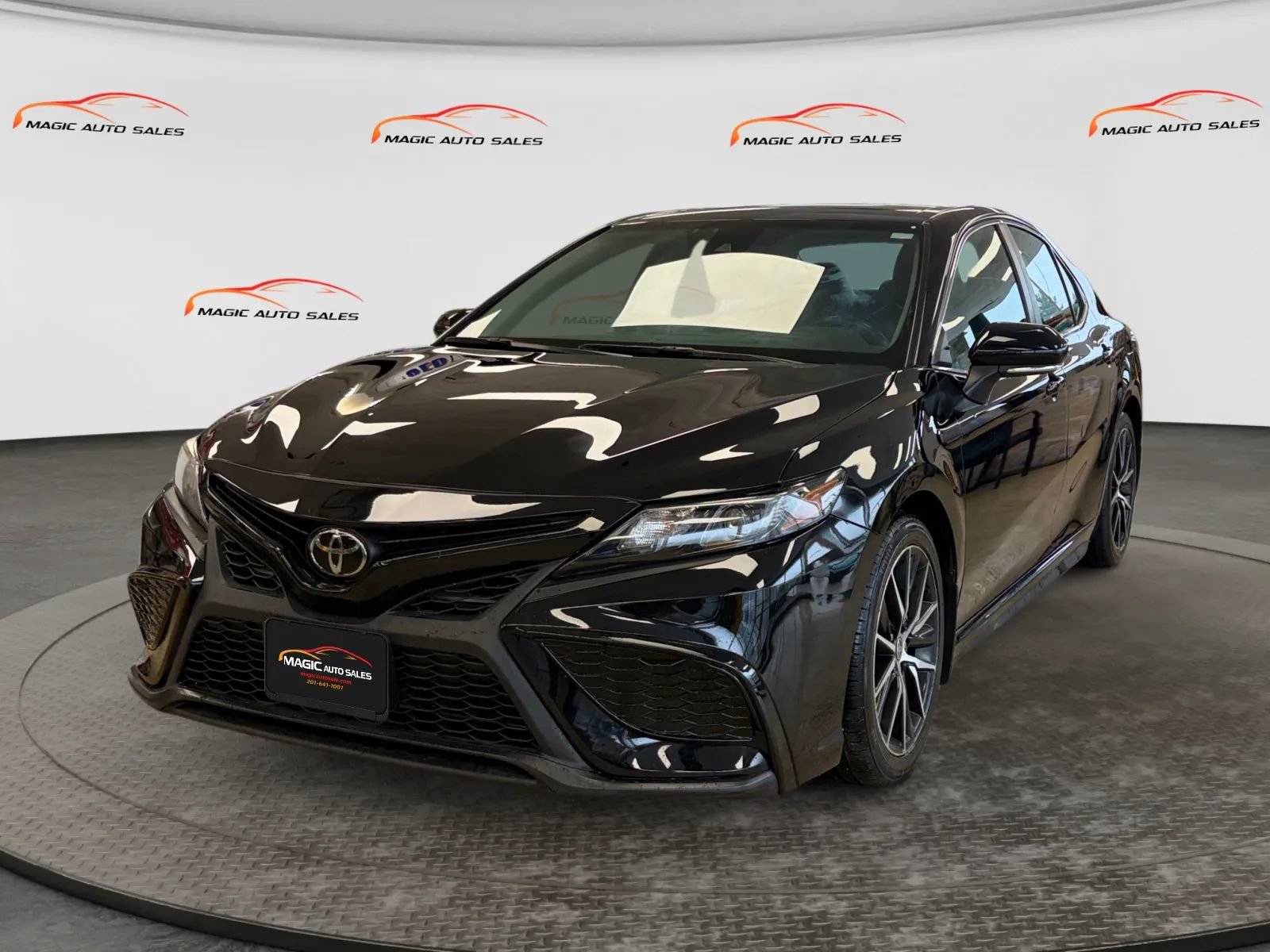 Used 2023 Toyota Camry SE w/ Blackout Package (TMS) AWD/4WD image 1
