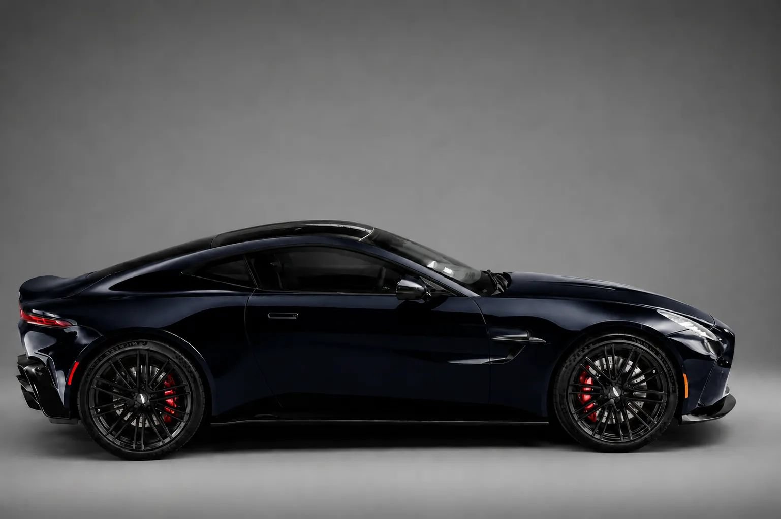 Used 2025 Aston Martin V8 Vantage Coupe RWD image 6