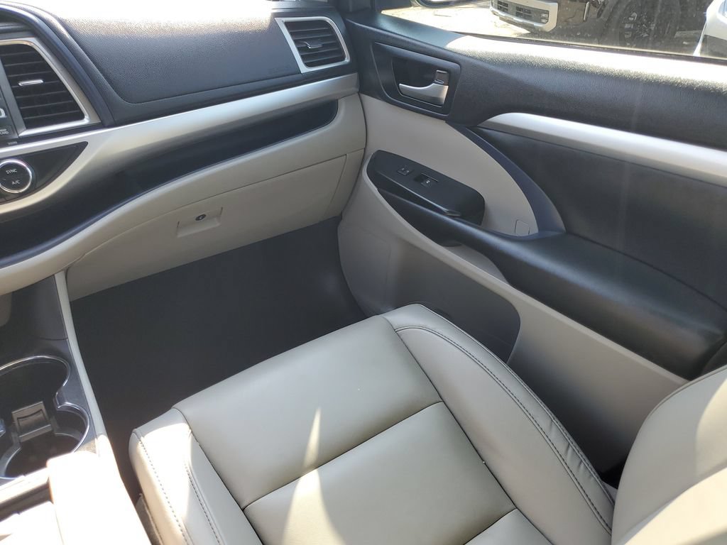 Used 2019 Toyota Highlander XLE AWD/4WD image 23