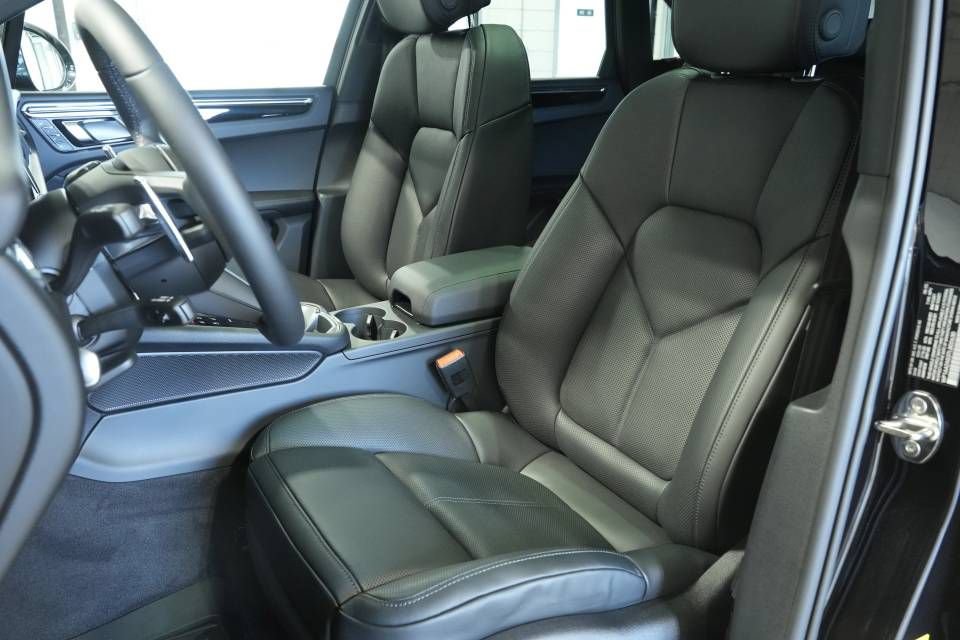 New 2026 Porsche Macan AWD/4WD image 5