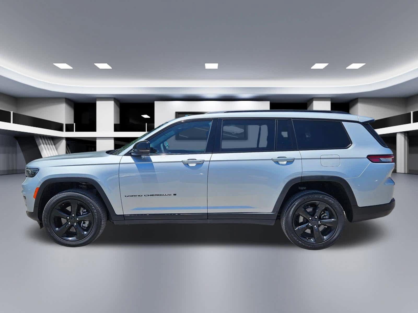Used 2025 Jeep Grand Cherokee L Laredo AWD/4WD image 3