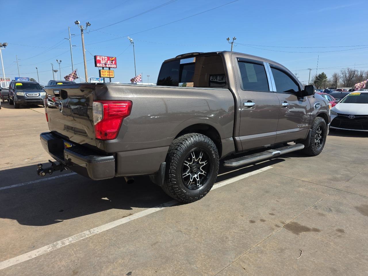 Used 2017 Nissan Titan SV image 5