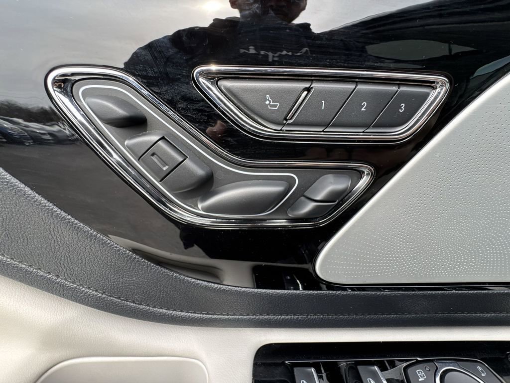 Used 2025 Lincoln Aviator Reserve w/ Equipment Group 201A image 12