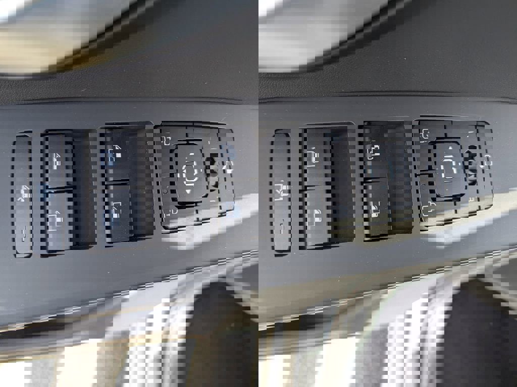 Used 2025 Kia Niro EX Touring image 14