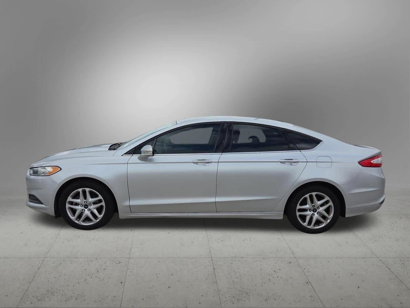 Used 2016 Ford Fusion SE FWD image 3