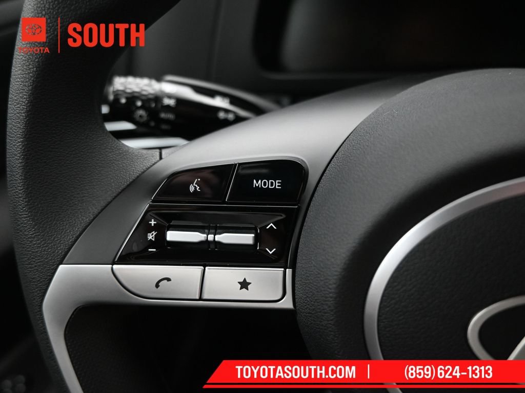 Used 2025 Hyundai Elantra SE FWD image 19