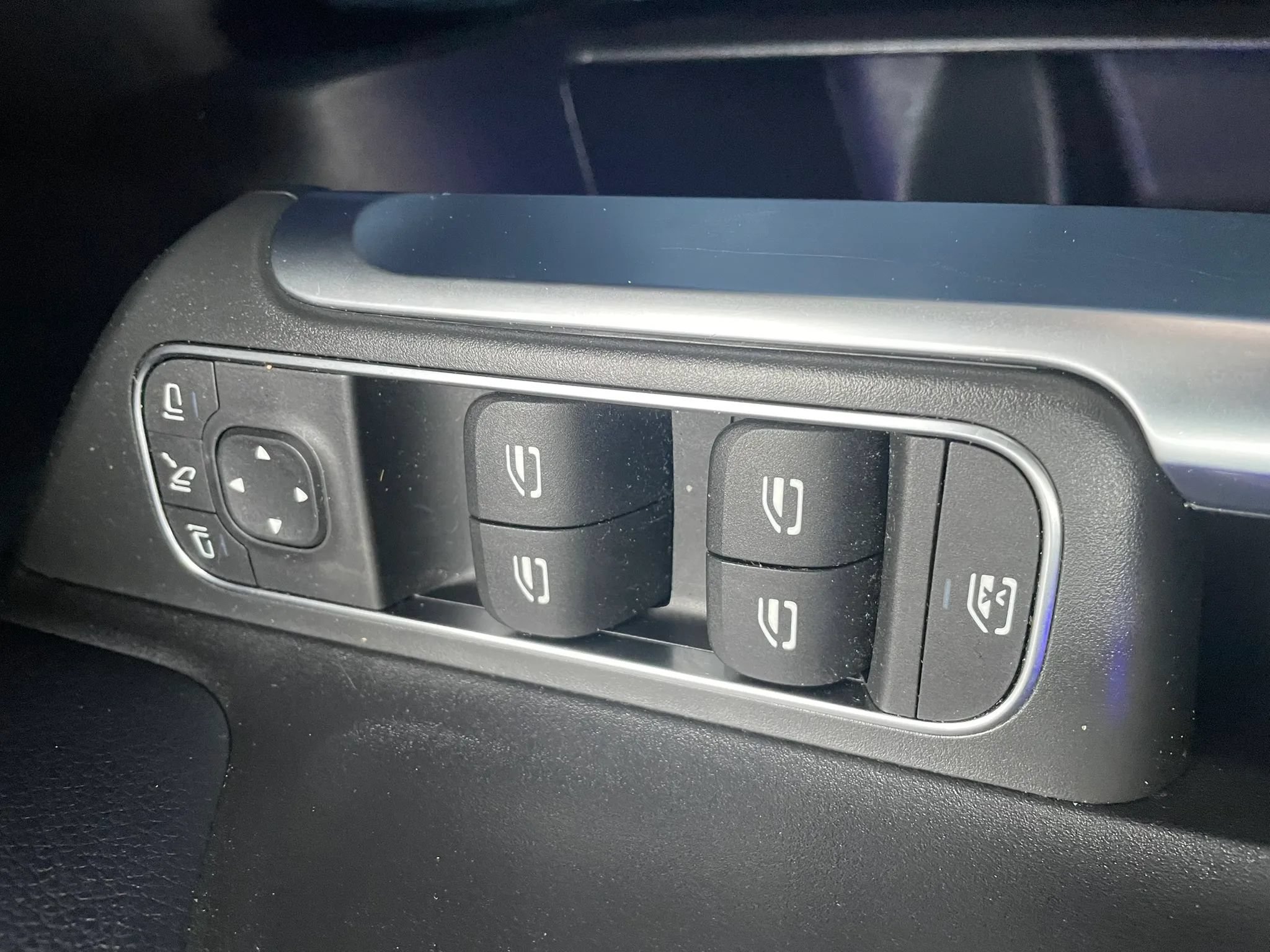 Used 2021 Mercedes-Benz GLB 250 4MATIC w/ Premium Package image 12