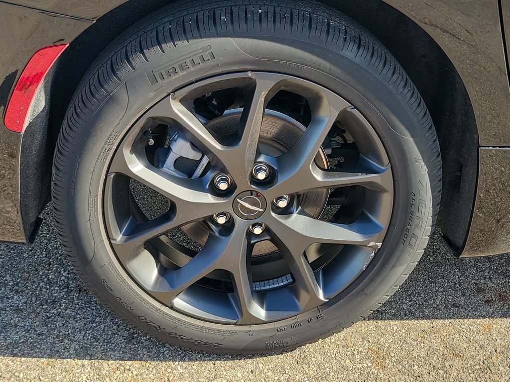 Used 2025 Chrysler Pacifica Limited FWD image 35