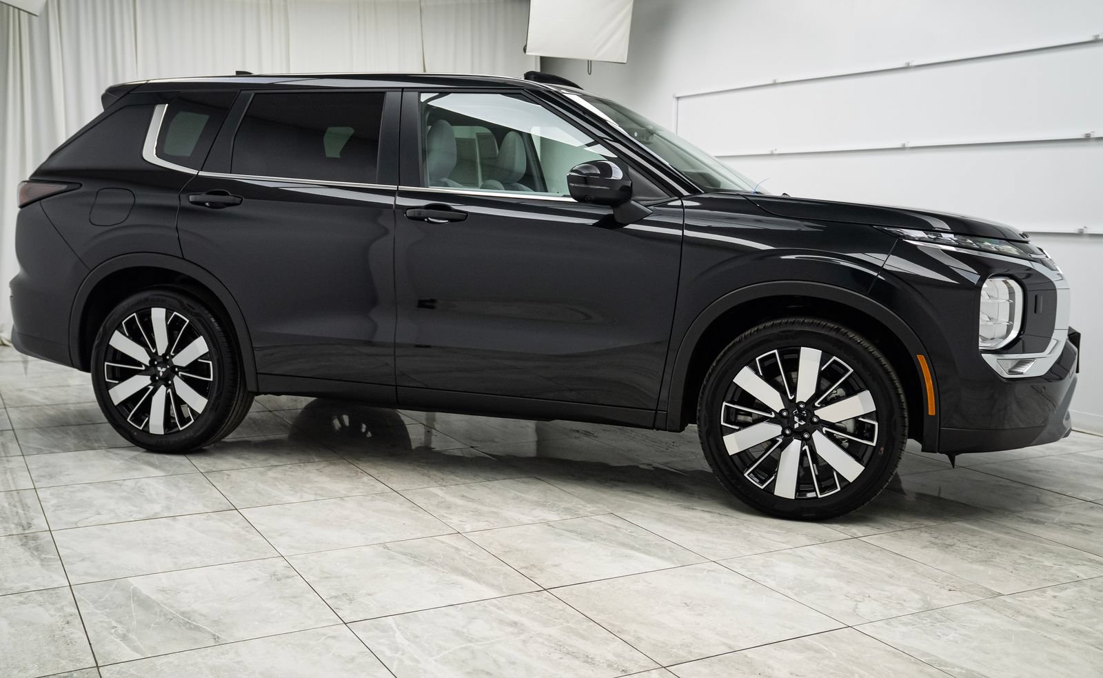 Used 2025 Mitsubishi Outlander SE AWD/4WD image 2