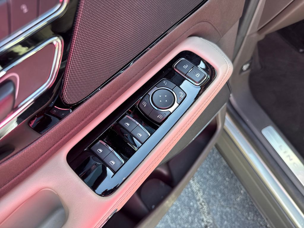 Used 2023 Lincoln Aviator Reserve w/ Equipment Group 201A image 11