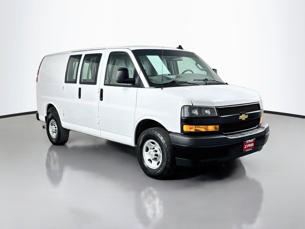 Used 2022 Chevrolet Express 3500 w/ Driver Convenience Package RWD image 7