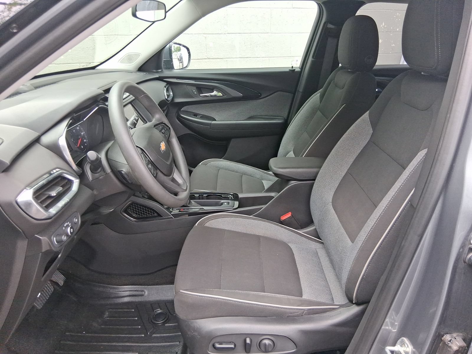 Used 2021 Chevrolet TrailBlazer LT w/ LPO, Blackout Package FWD image 16