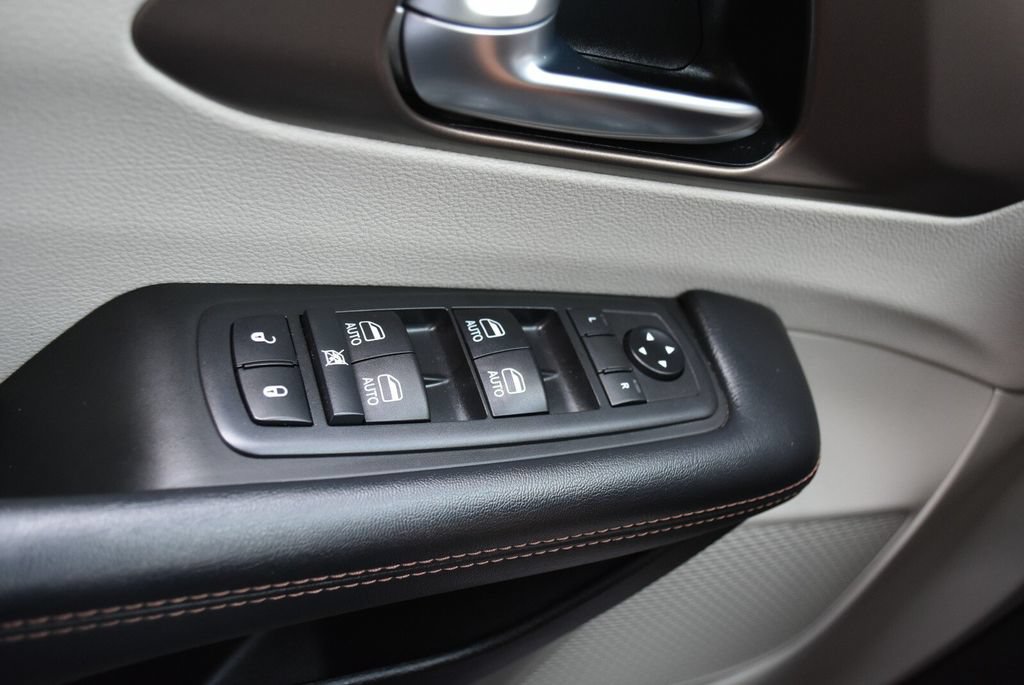 Used 2019 Chrysler Pacifica Touring-L Plus FWD image 24