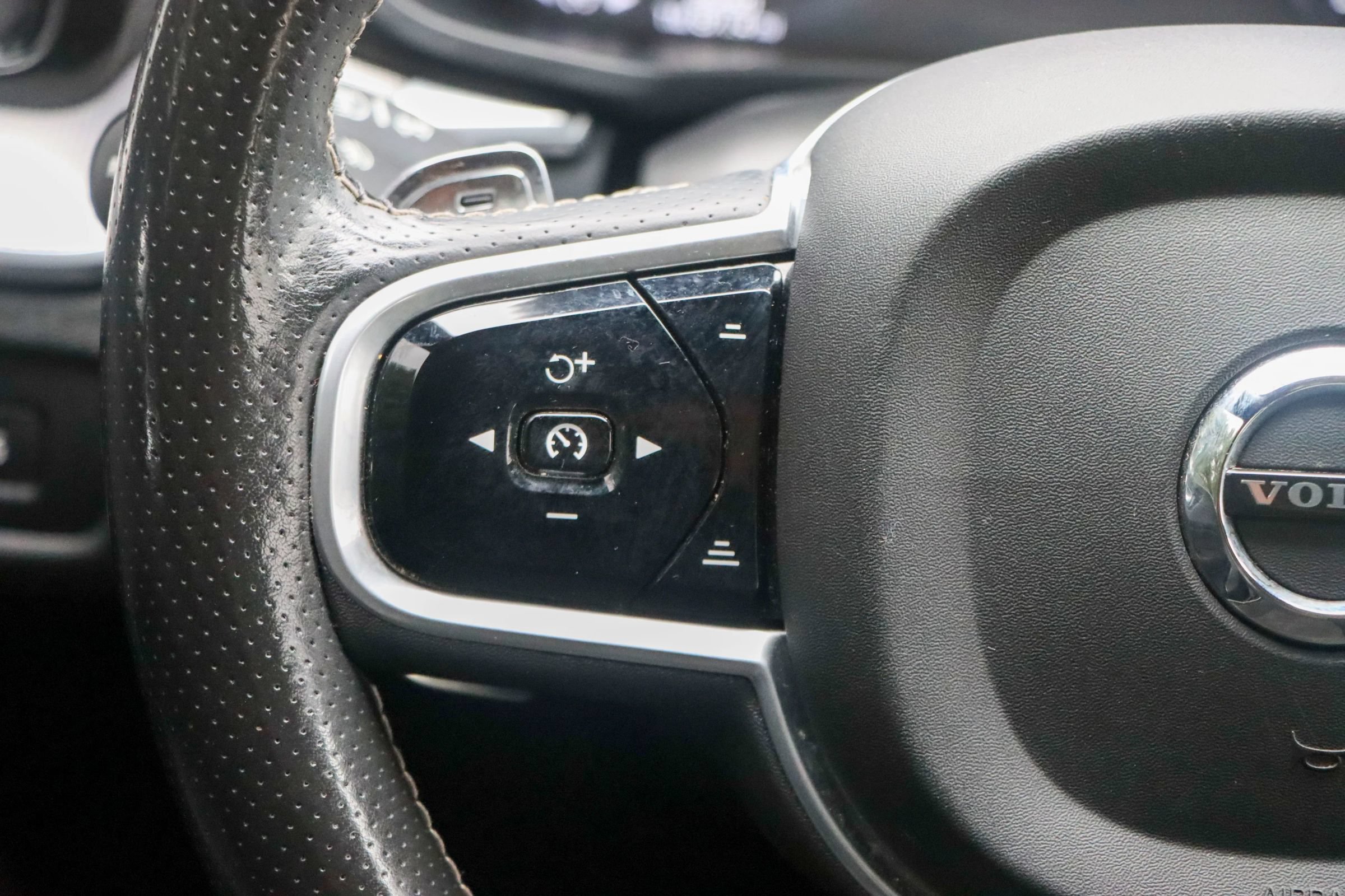 Used 2018 Volvo XC60 T5 R-Design w/ Convenience Package AWD/4WD image 29