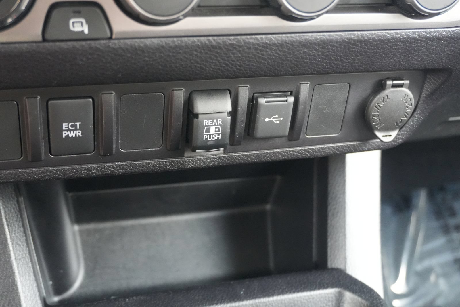 Used 2021 Toyota Tacoma SR5 AWD/4WD image 33