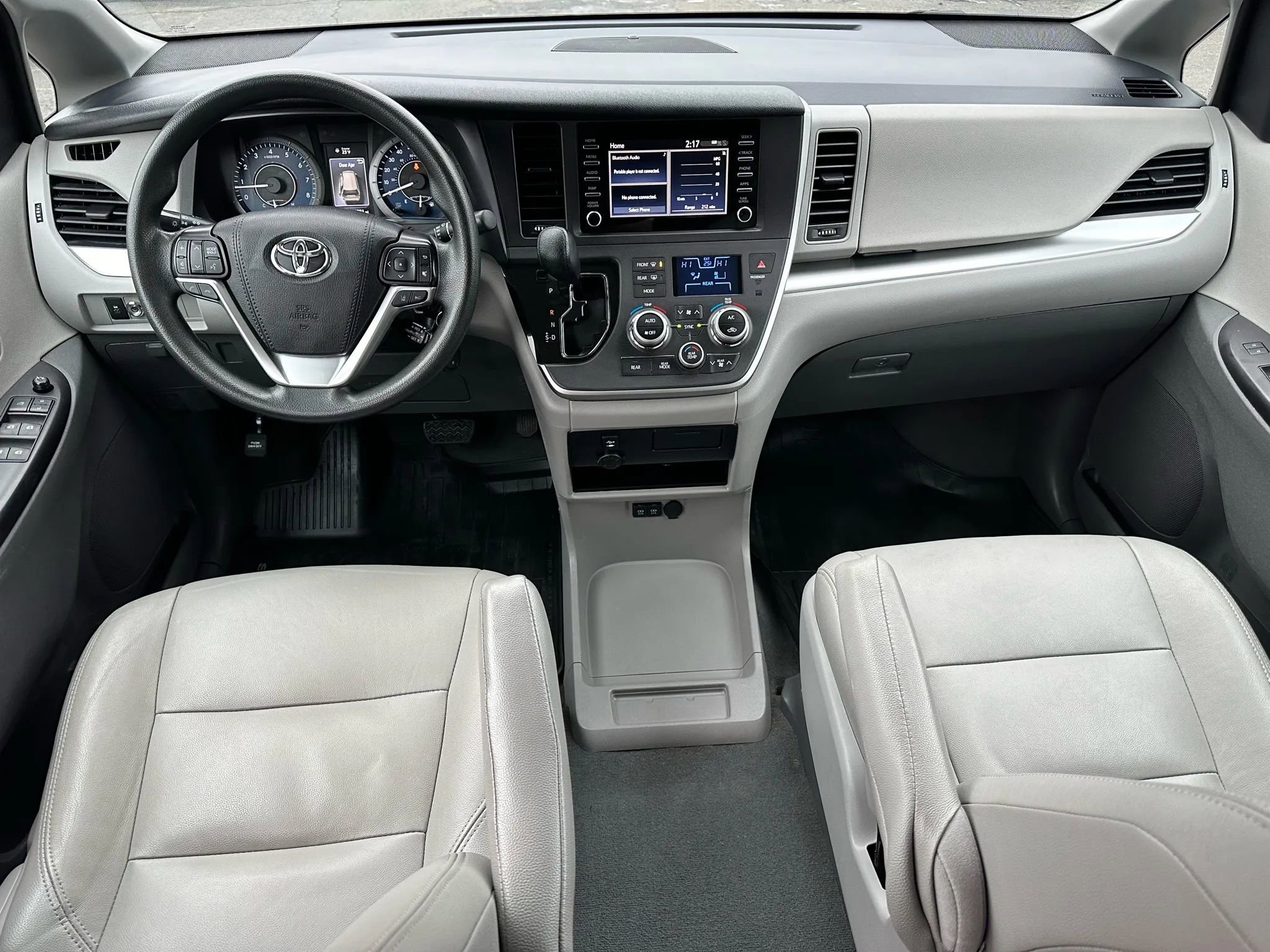 Used 2020 Toyota Sienna L image 11