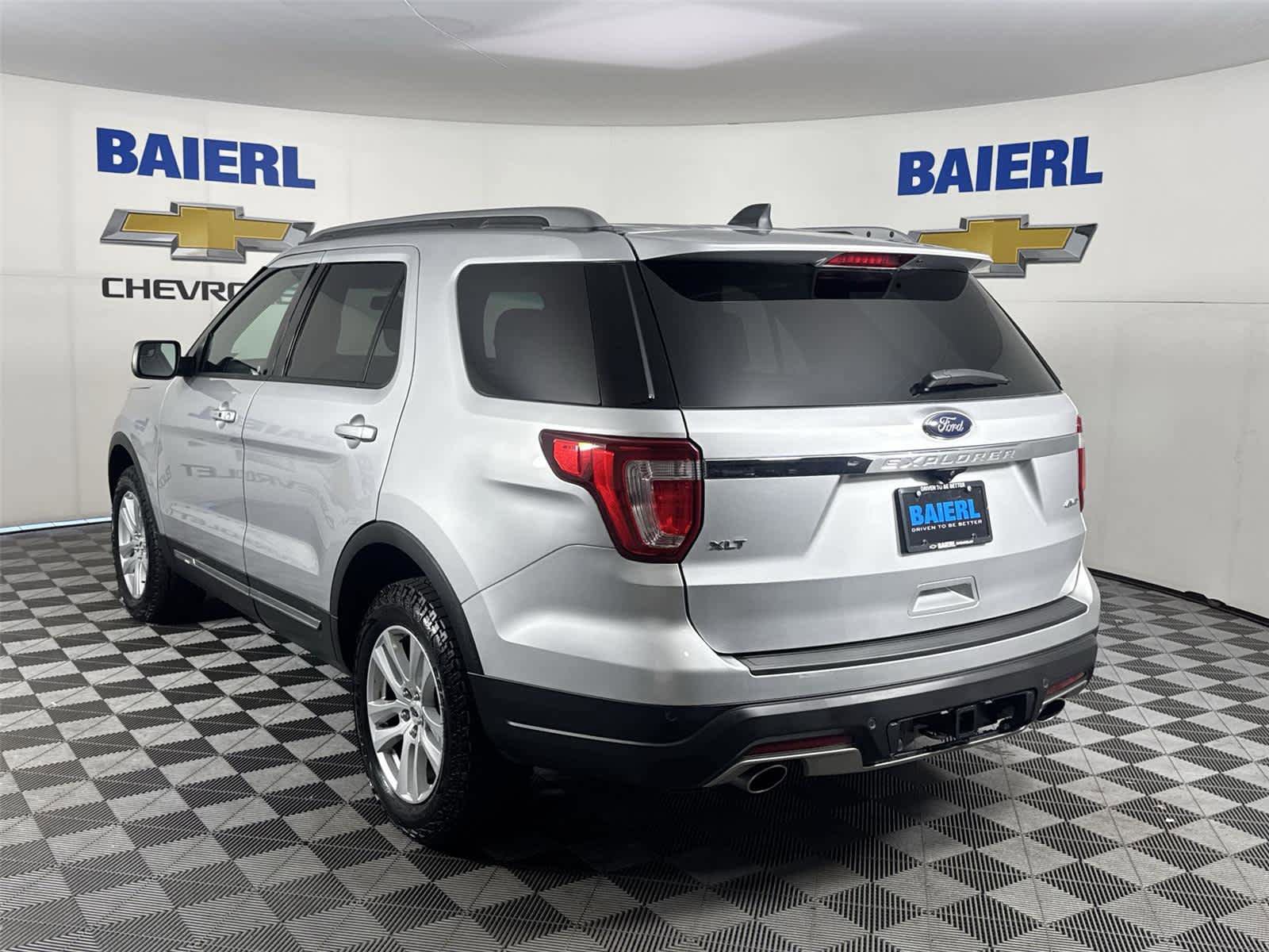 Used 2018 Ford Explorer XLT AWD/4WD image 3