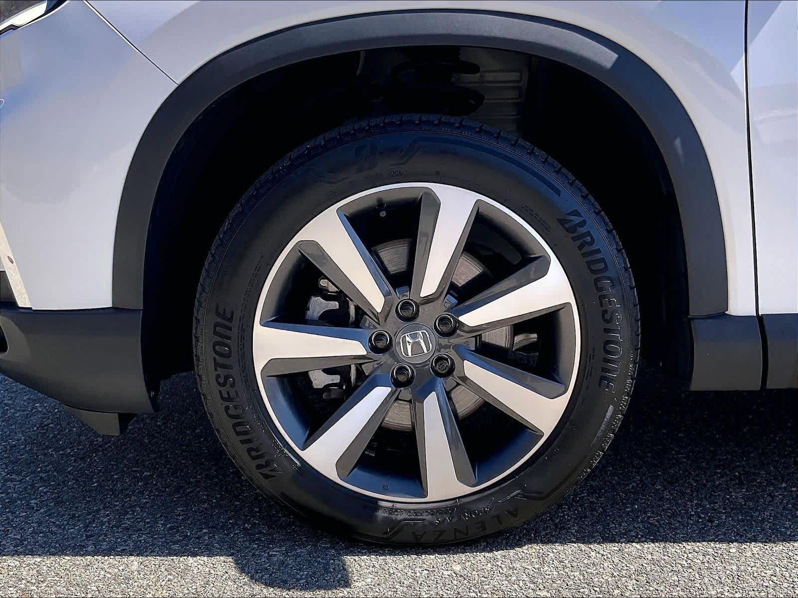Used 2025 Honda Pilot Touring image 7