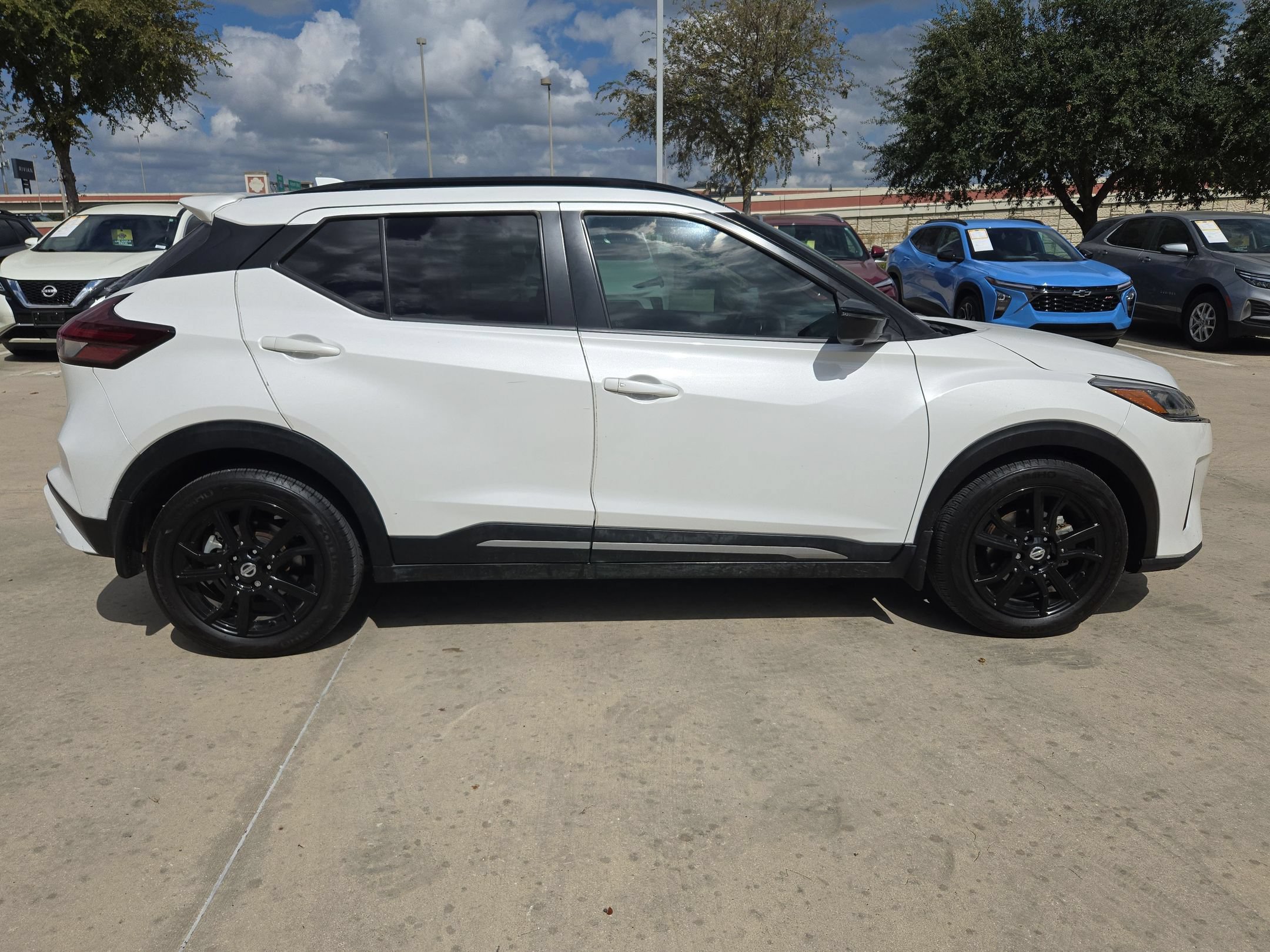 Used 2021 Nissan Kicks SR FWD image 2