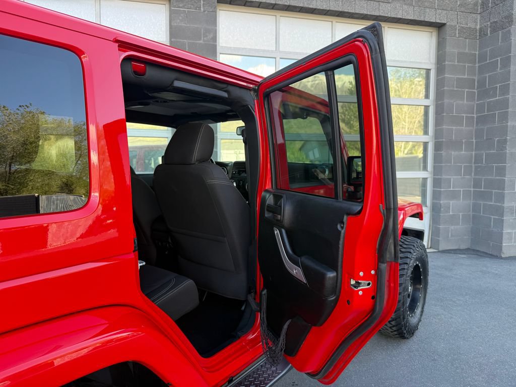 Used 2018 Jeep Wrangler Unlimited Sahara w/ Max Tow Package AWD/4WD image 24