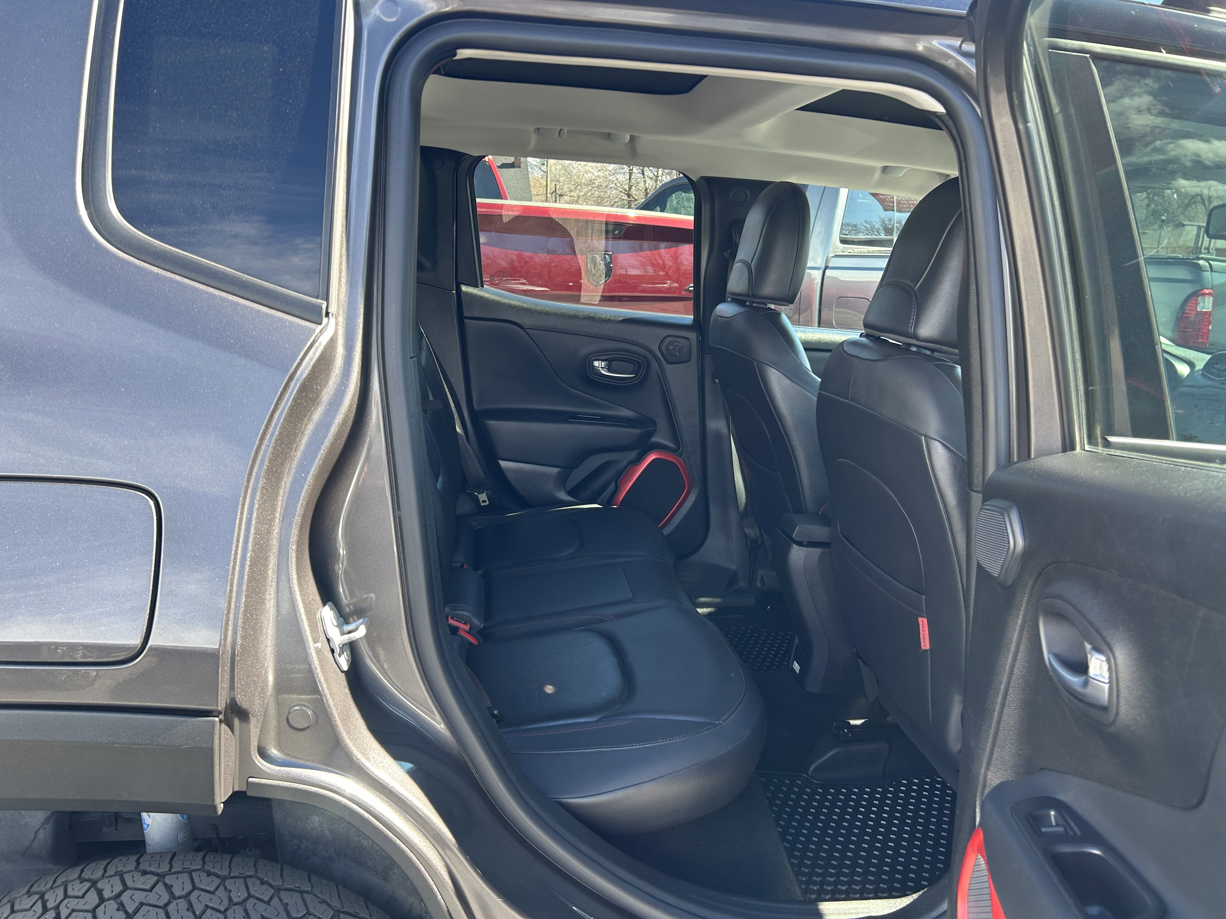 Used 2016 Jeep Renegade Trailhawk w/ Premium Trailhawk Package AWD/4WD image 19