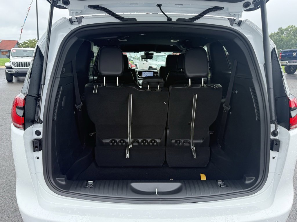 New 2026 Chrysler Pacifica Select image 5
