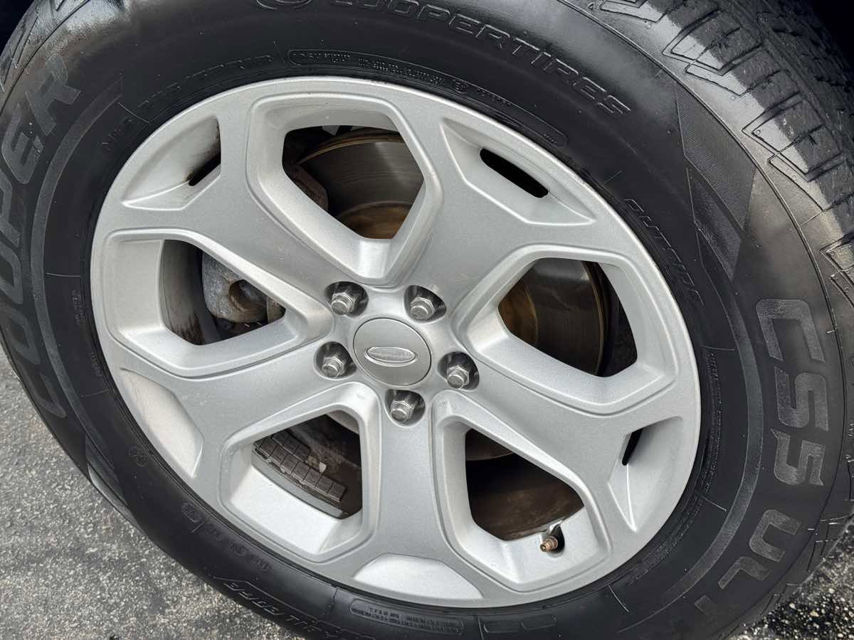Used 2013 Ford Edge SEL AWD/4WD image 25