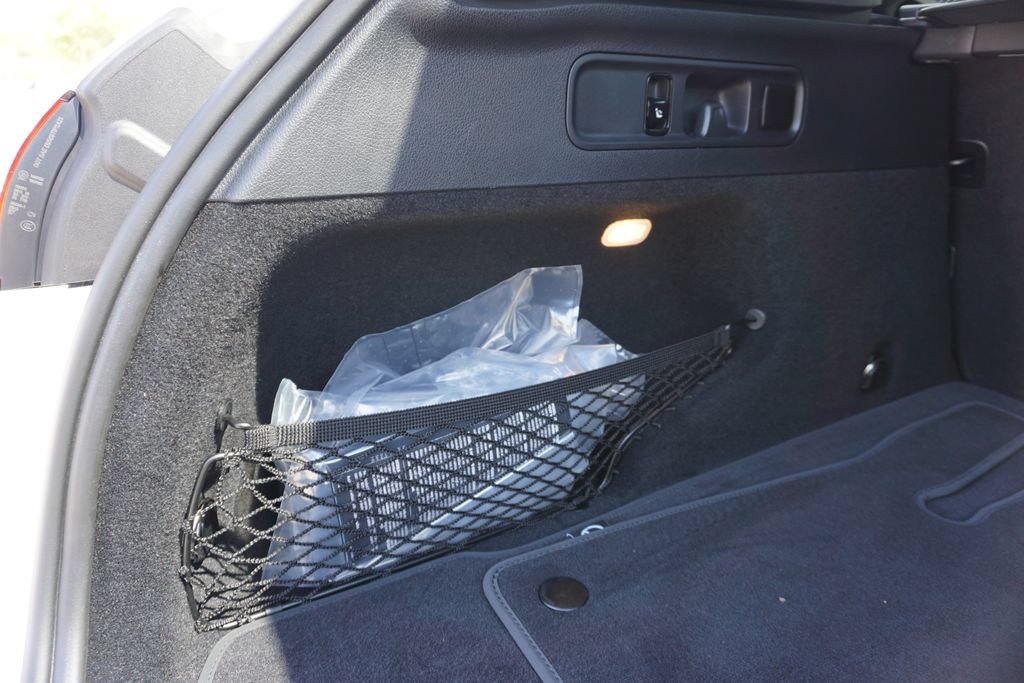 Used 2025 Mercedes-Benz GLC 300 4MATIC image 33