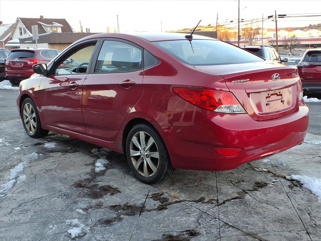 Used 2008 Nissan Versa Hatchback FWD image 4