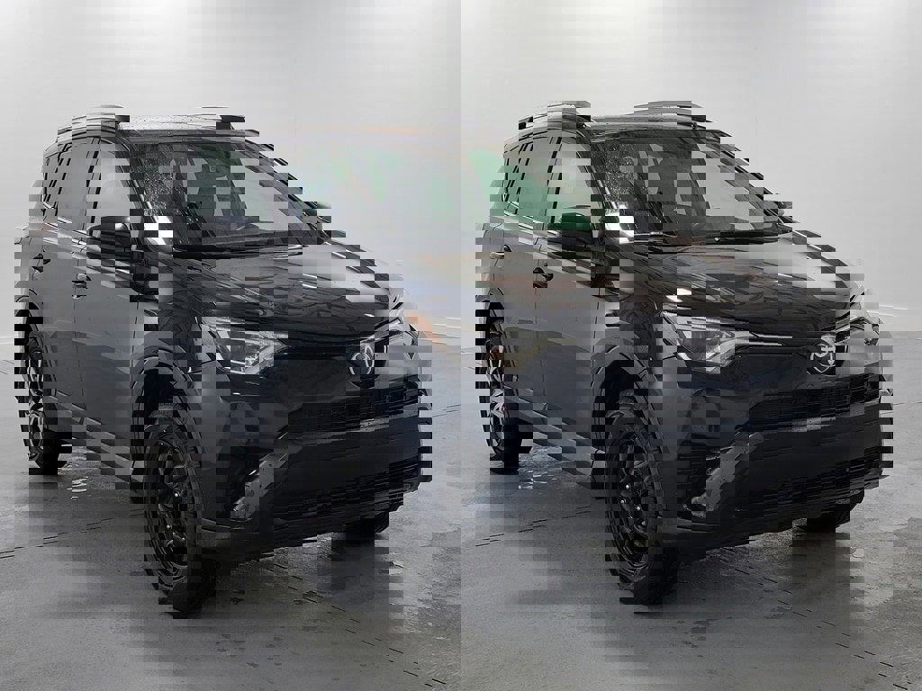 Used 2018 Toyota RAV4 LE image 2