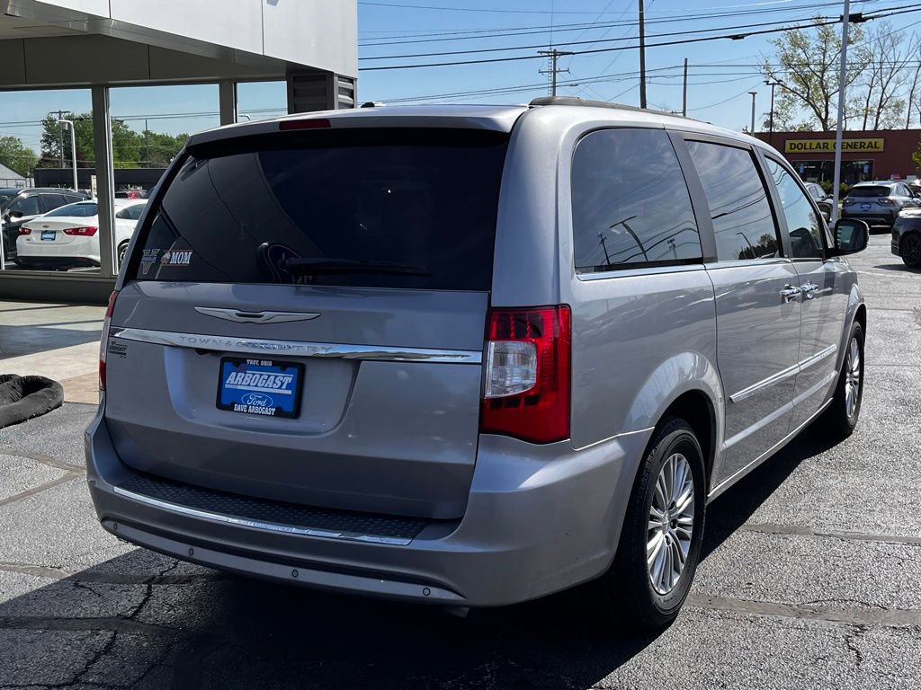 Used 2013 Chrysler Town & Country Touring-L w/ Driver Convenience Group image 5