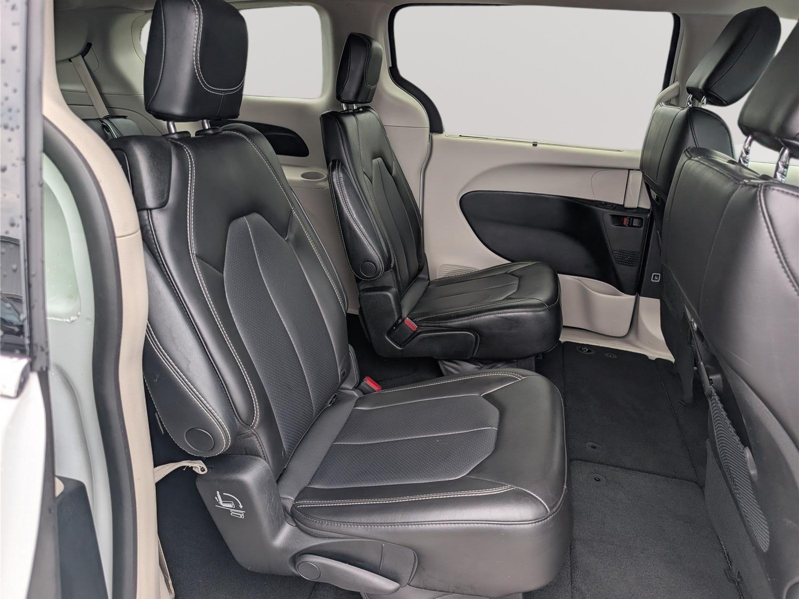 Used 2023 Chrysler Pacifica Touring-L FWD image 11
