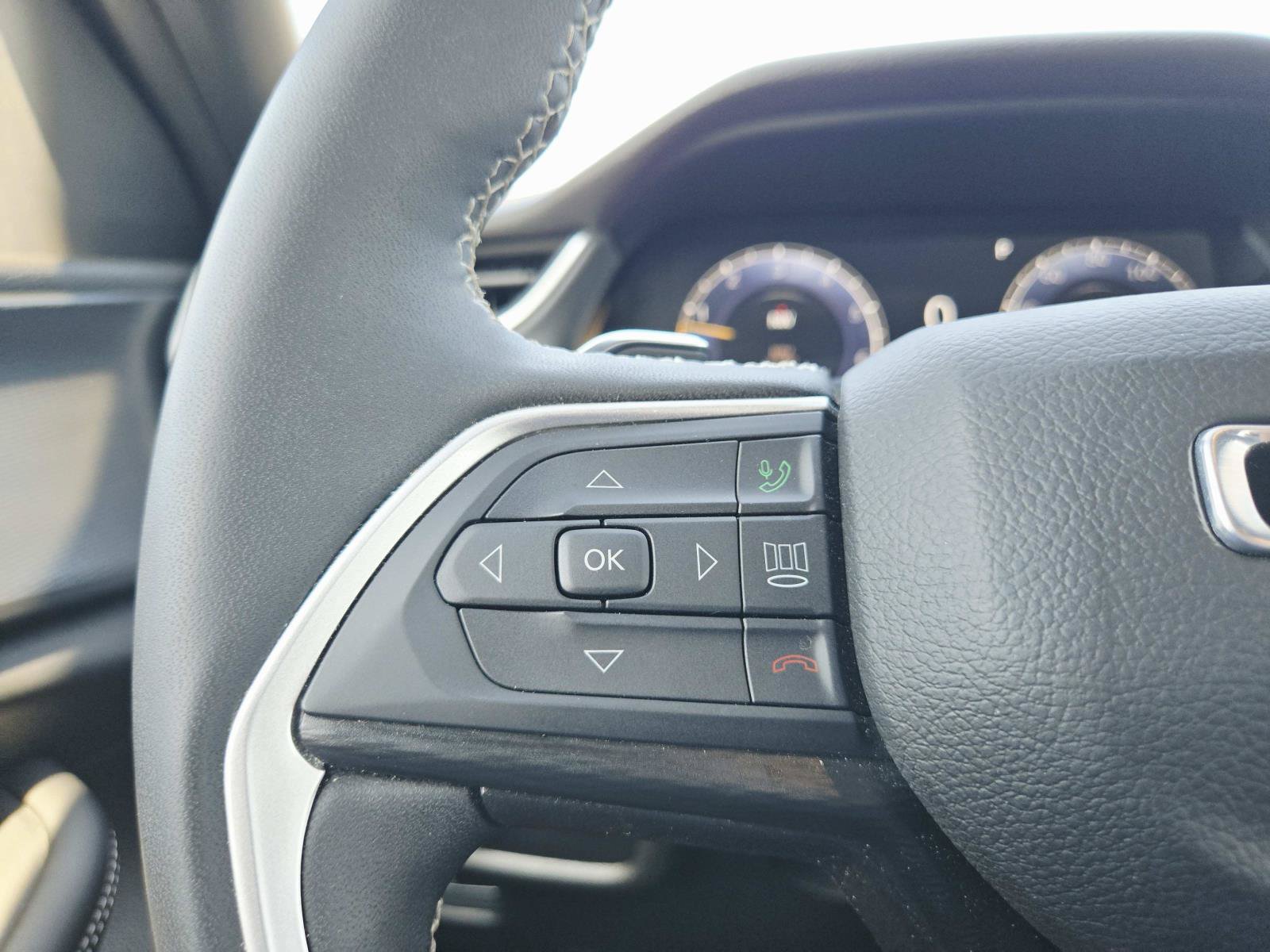 Used 2025 Jeep Grand Cherokee Laredo X w/ Luxury Tech Group I AWD/4WD image 22