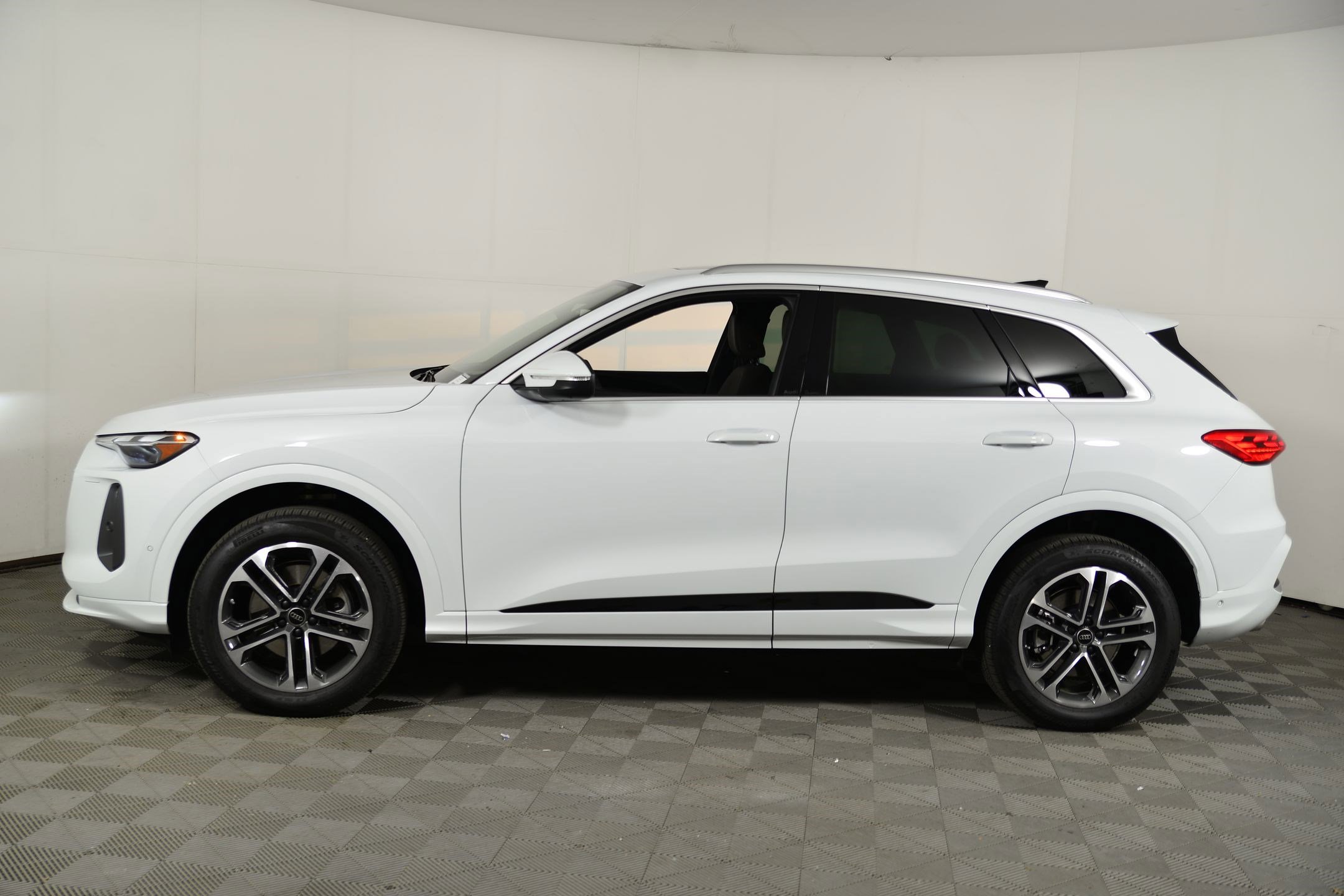 Certified 2025 Audi Q5 Premium w/ Convenience Package image 2