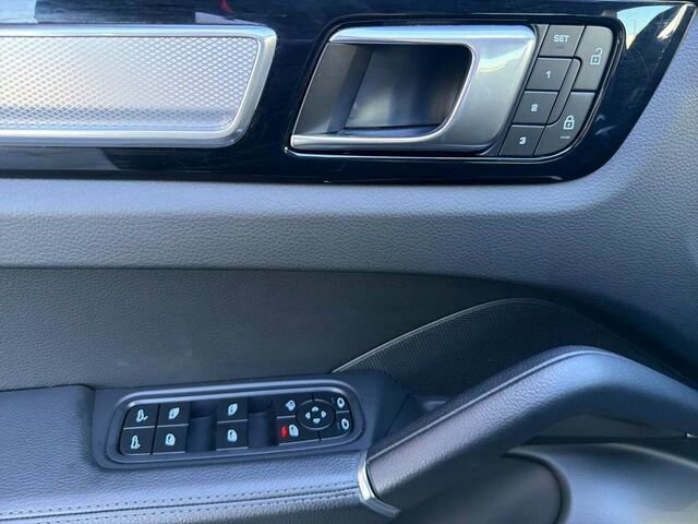 Used 2023 Porsche Cayenne Platinum Edition image 13
