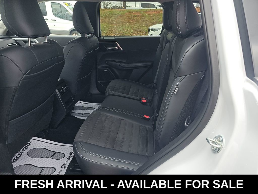 Used 2025 Mitsubishi Outlander SE image 13