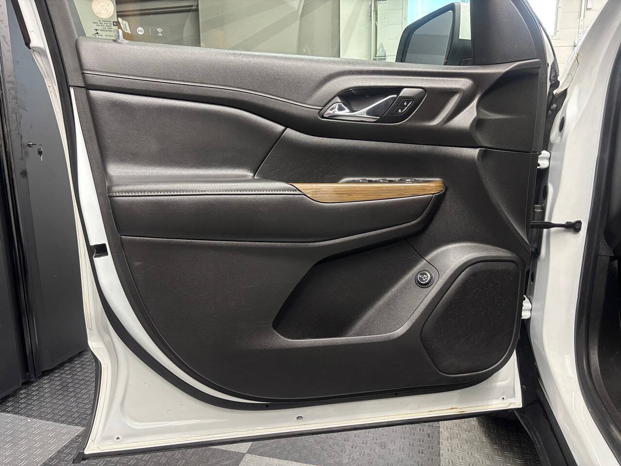 Used 2019 GMC Acadia SLE FWD image 13