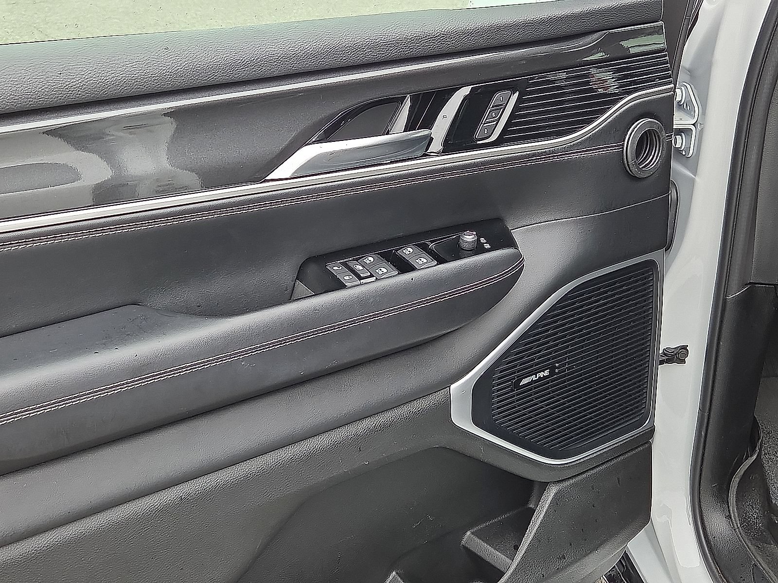 Used 2023 Jeep Wagoneer 4WD image 15