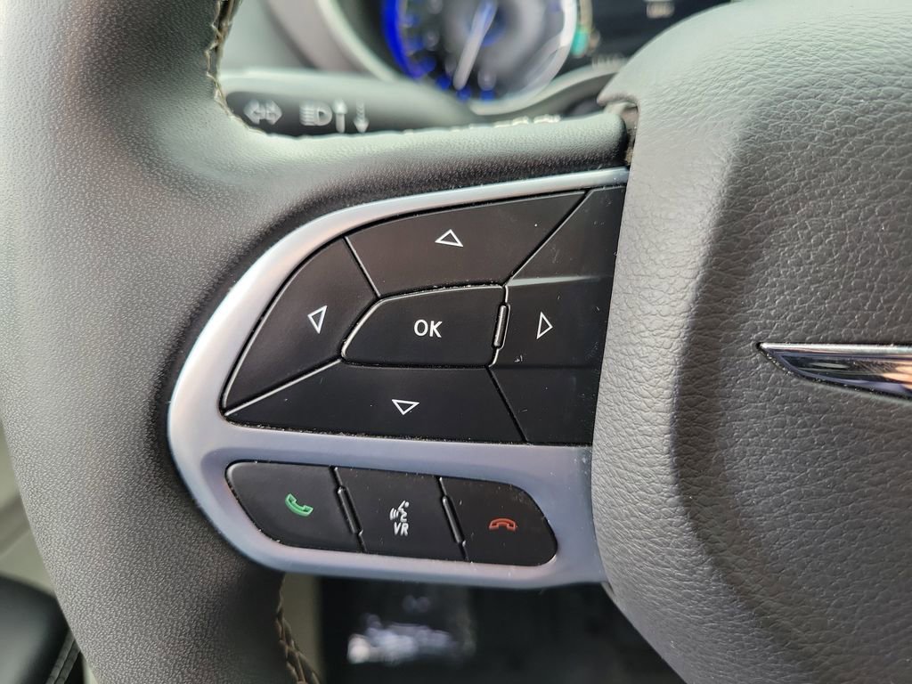 Certified 2023 Chrysler Pacifica Touring-L FWD image 5