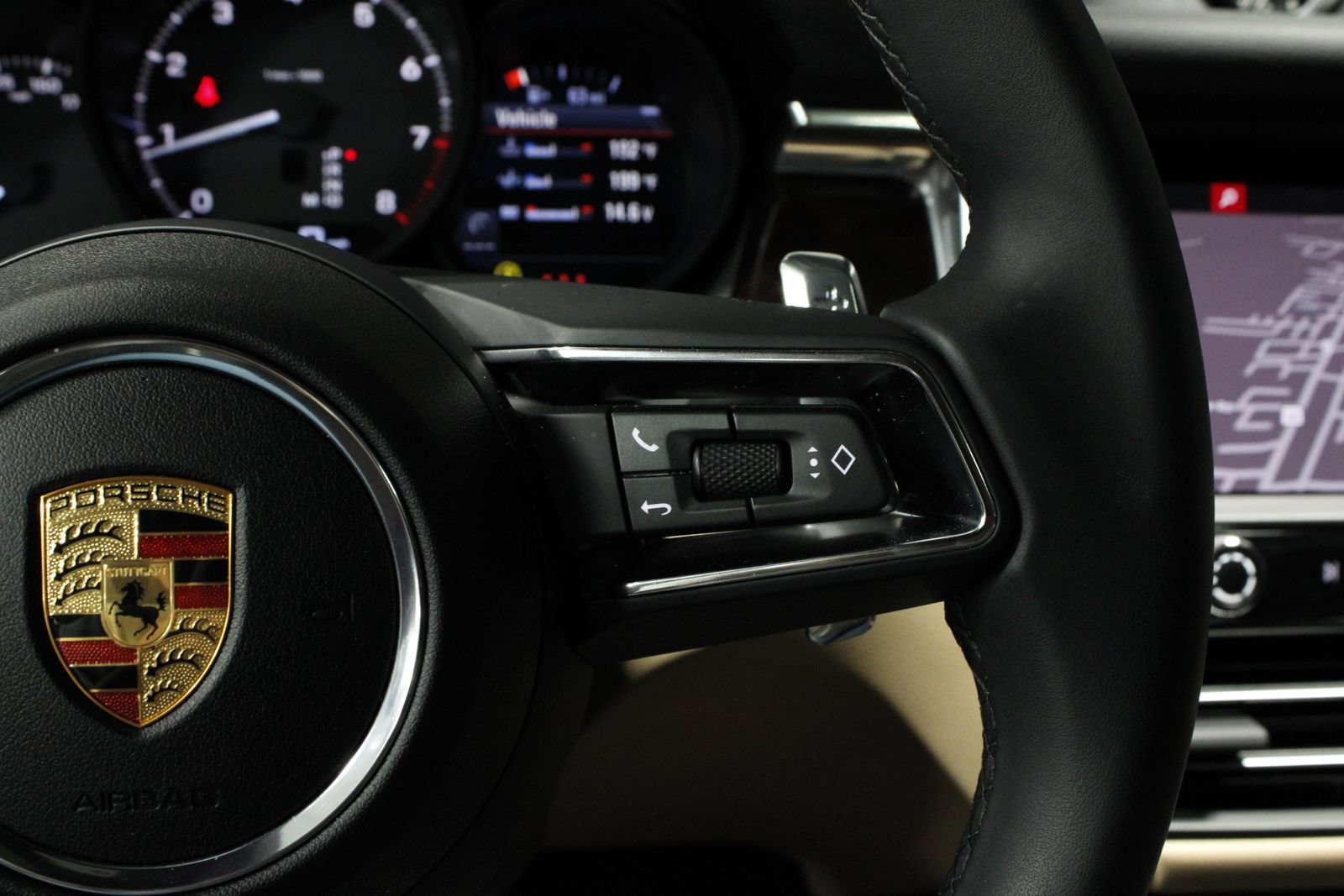 Certified 2025 Porsche Macan AWD/4WD image 37