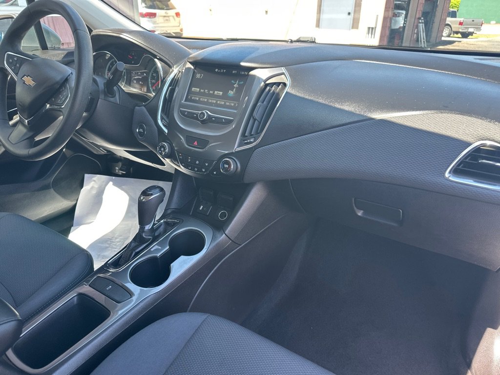 Used 2018 Chevrolet Cruze LT w/ Convenience Package FWD image 8