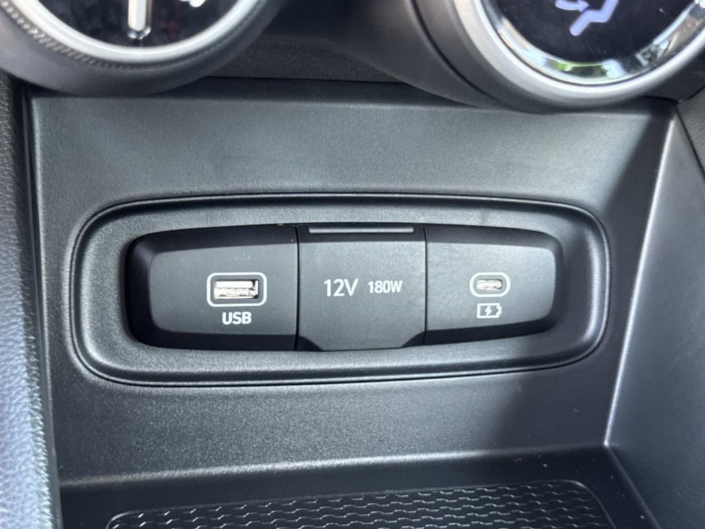 Certified 2025 Hyundai Venue SEL image 11