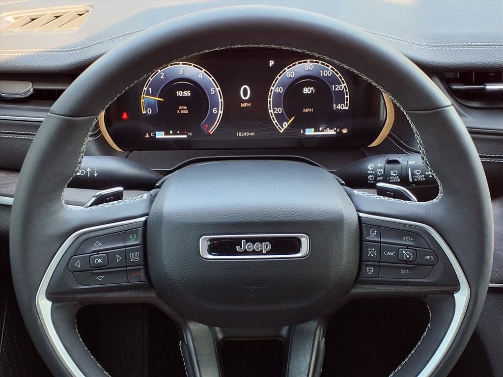 Used 2024 Jeep Grand Cherokee Limited w/ Black Appearance Package AWD/4WD image 16